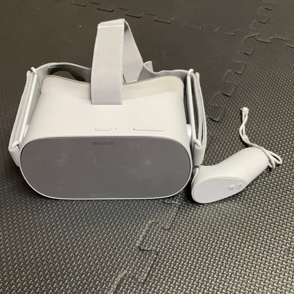 Oculus VR with controller, micro USB not included, controller battery opp